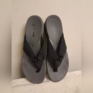 Black and Gray CLARKS Flip Flops slippers Size 7.5